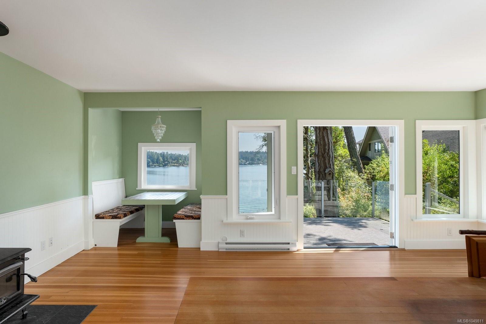 389 Moses Point Rd — listing photo 12 of 46