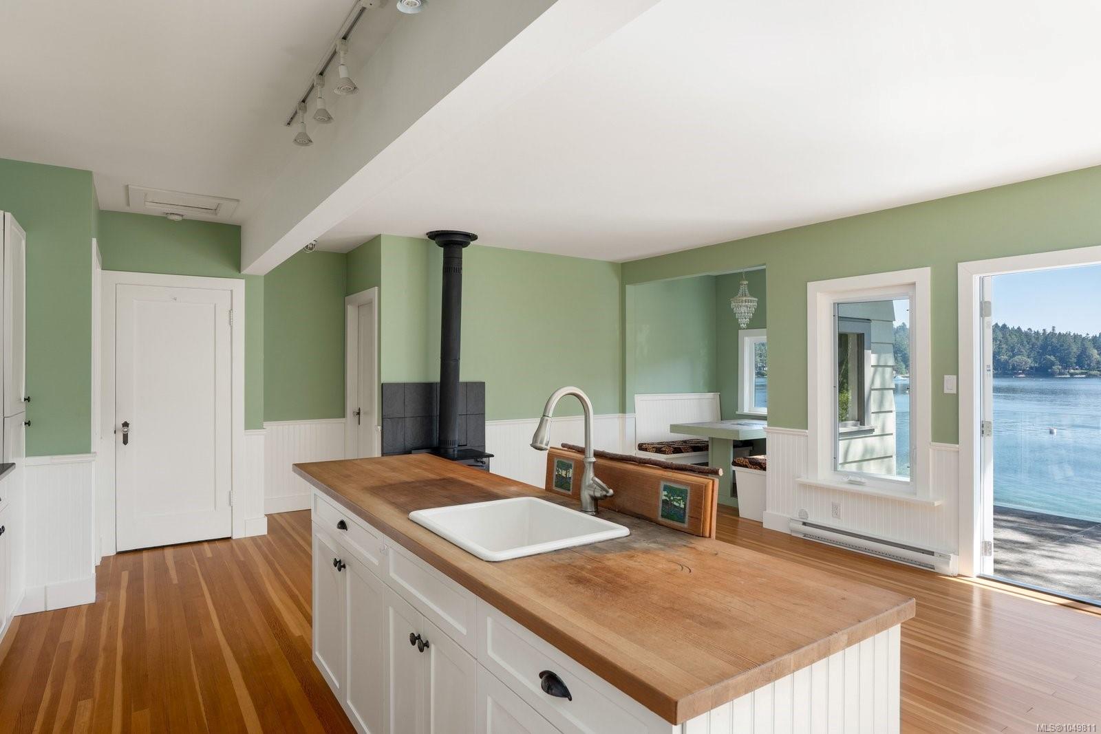 389 Moses Point Rd — listing photo 13 of 46