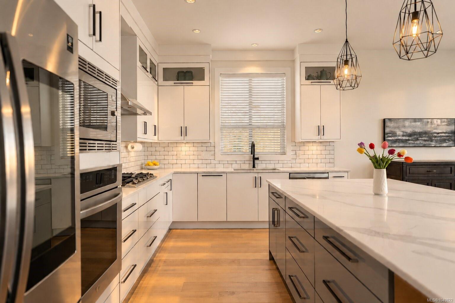 2423 Azurite Cres — listing photo 4 of 50