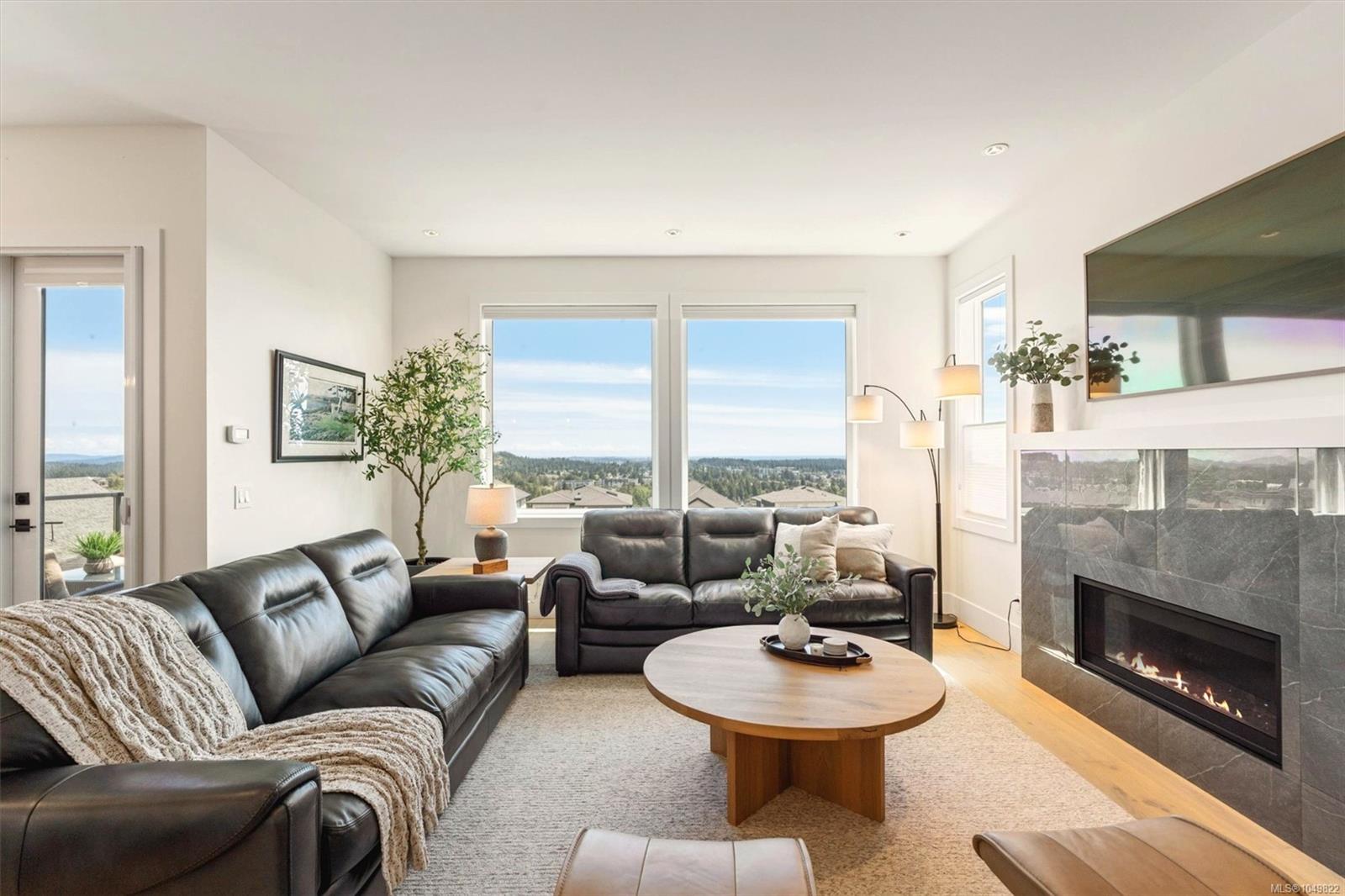2423 Azurite Cres — listing photo 8 of 50