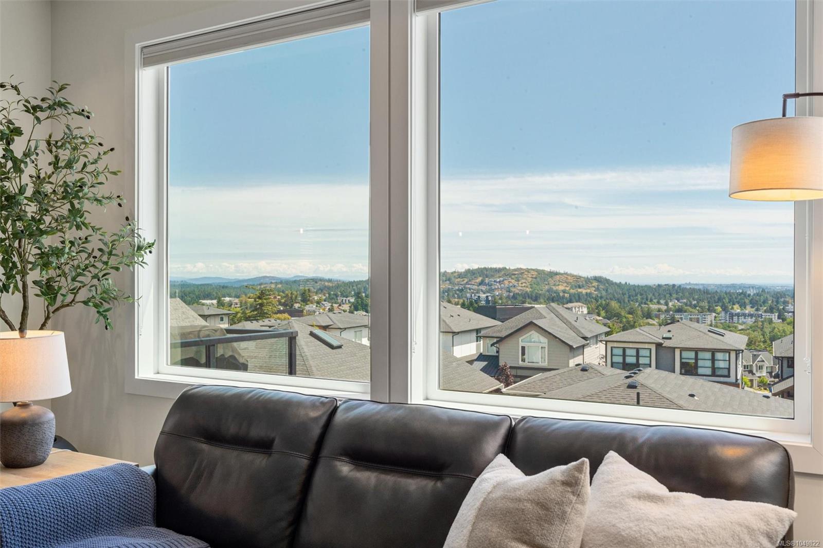 2423 Azurite Cres — listing photo 10 of 50
