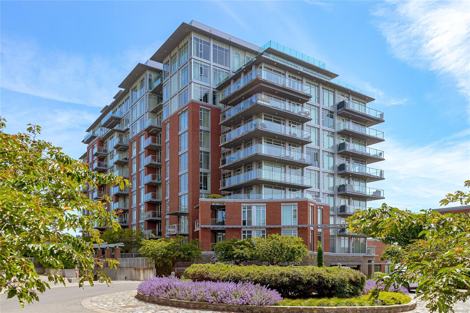 105-100 Saghalie Rd — listing photo 2 of 37