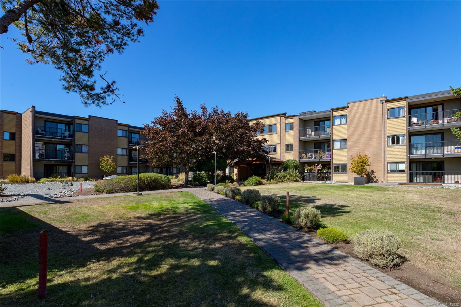 113-1870 McKenzie Ave — listing photo 2 of 17