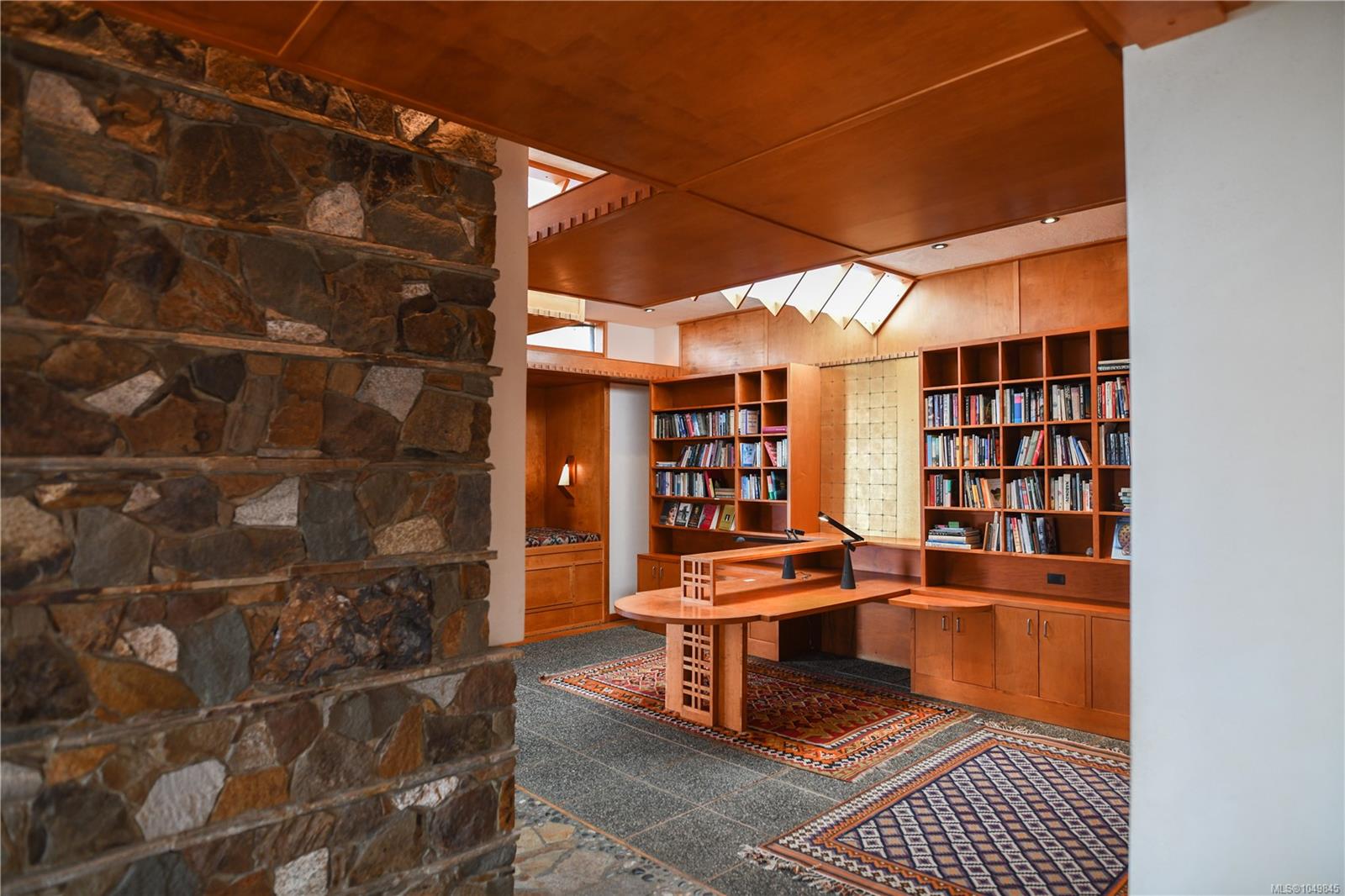 3326 Port Washington Rd — listing photo 3 of 68