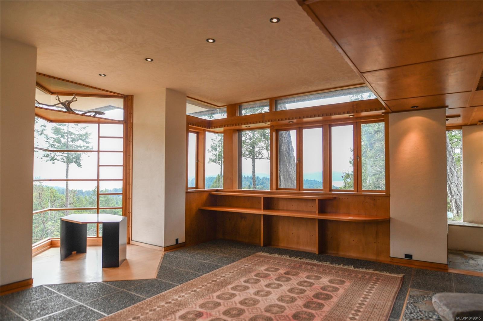 3326 Port Washington Rd — listing photo 4 of 68