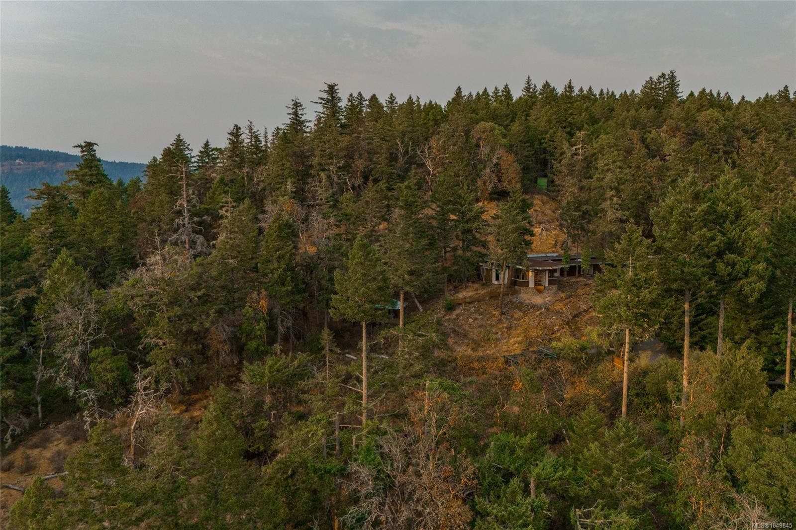 3326 Port Washington Rd — listing photo 6 of 68