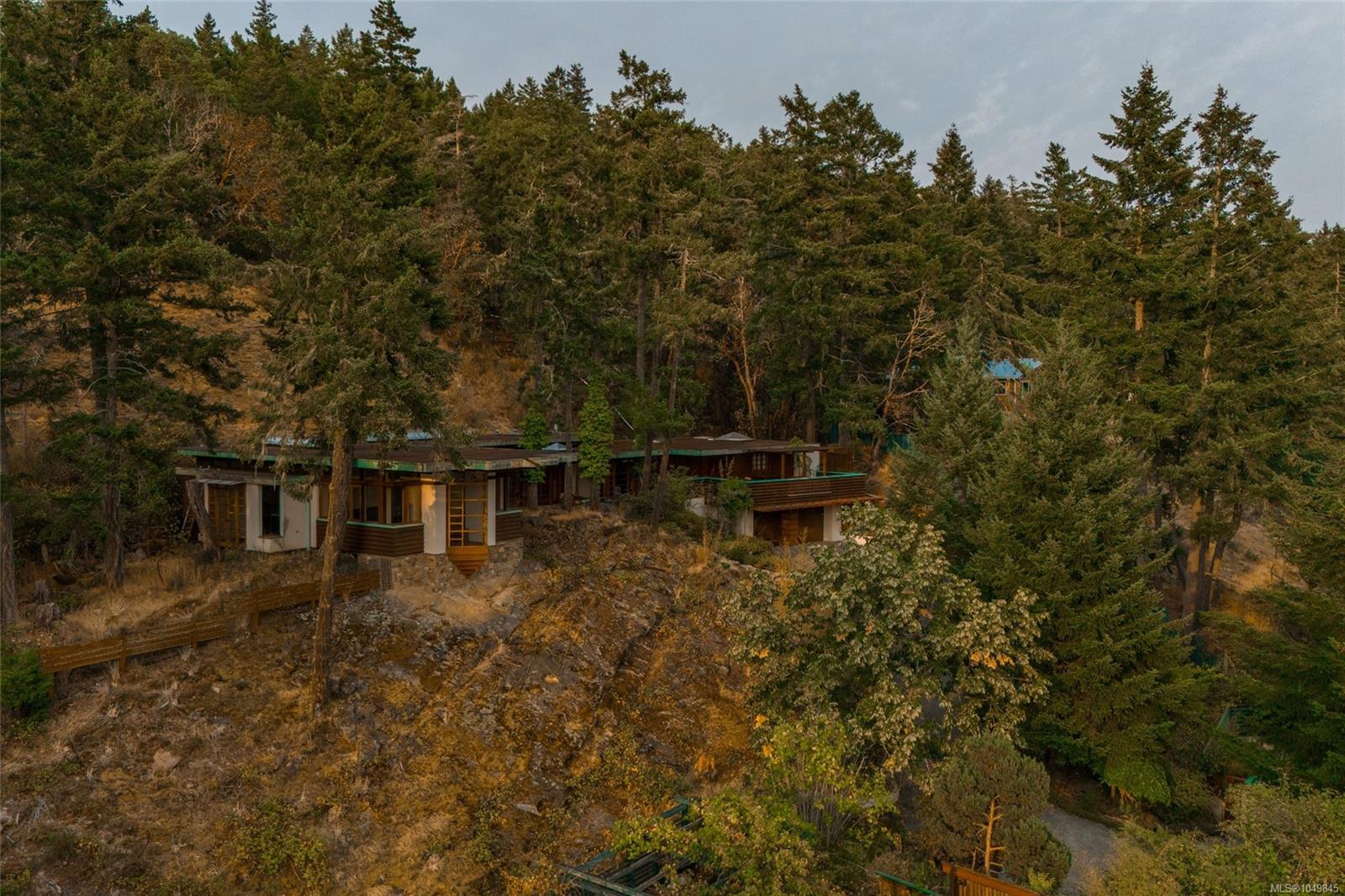 3326 Port Washington Rd — listing photo 7 of 68