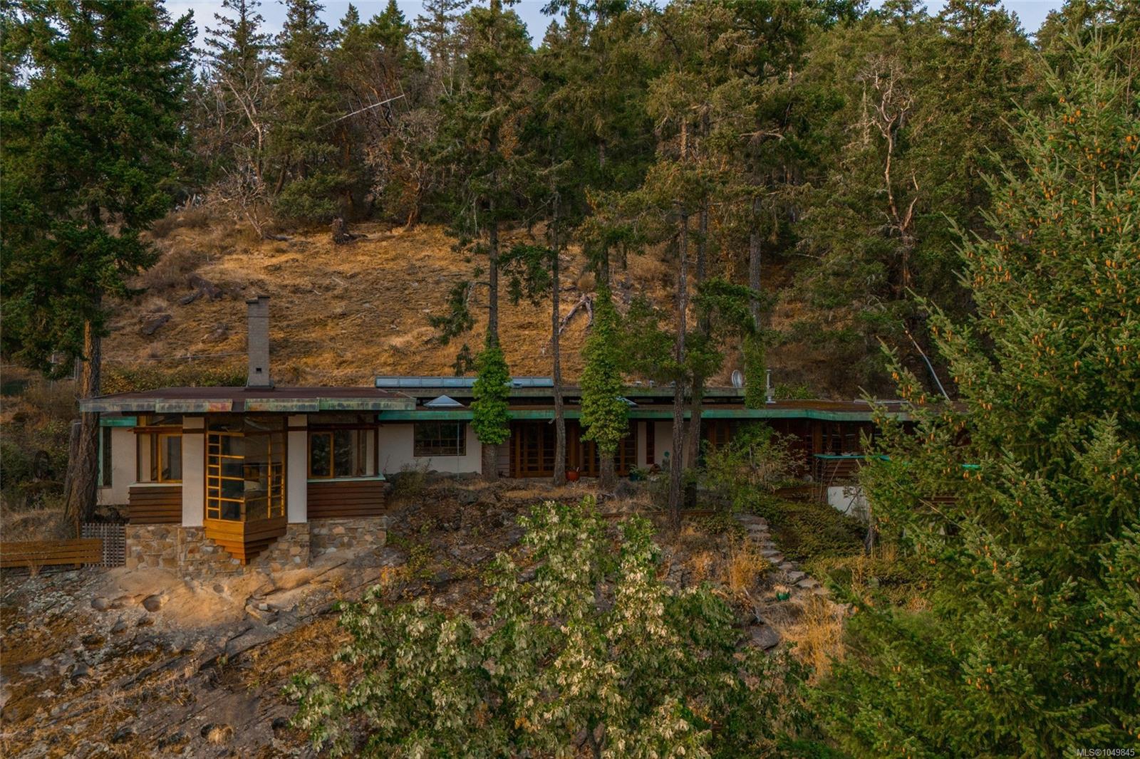 3326 Port Washington Rd — listing photo 8 of 68