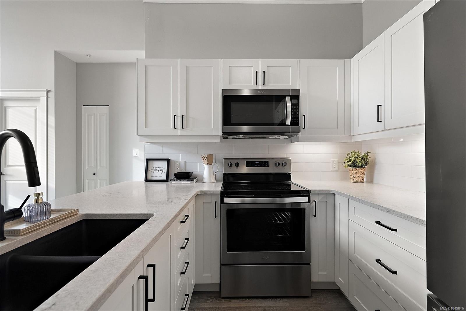 403-844 Goldstream Ave — listing photo 11 of 23