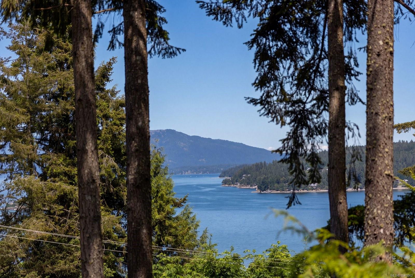 7084 Willis Point Rd — listing photo 2 of 35