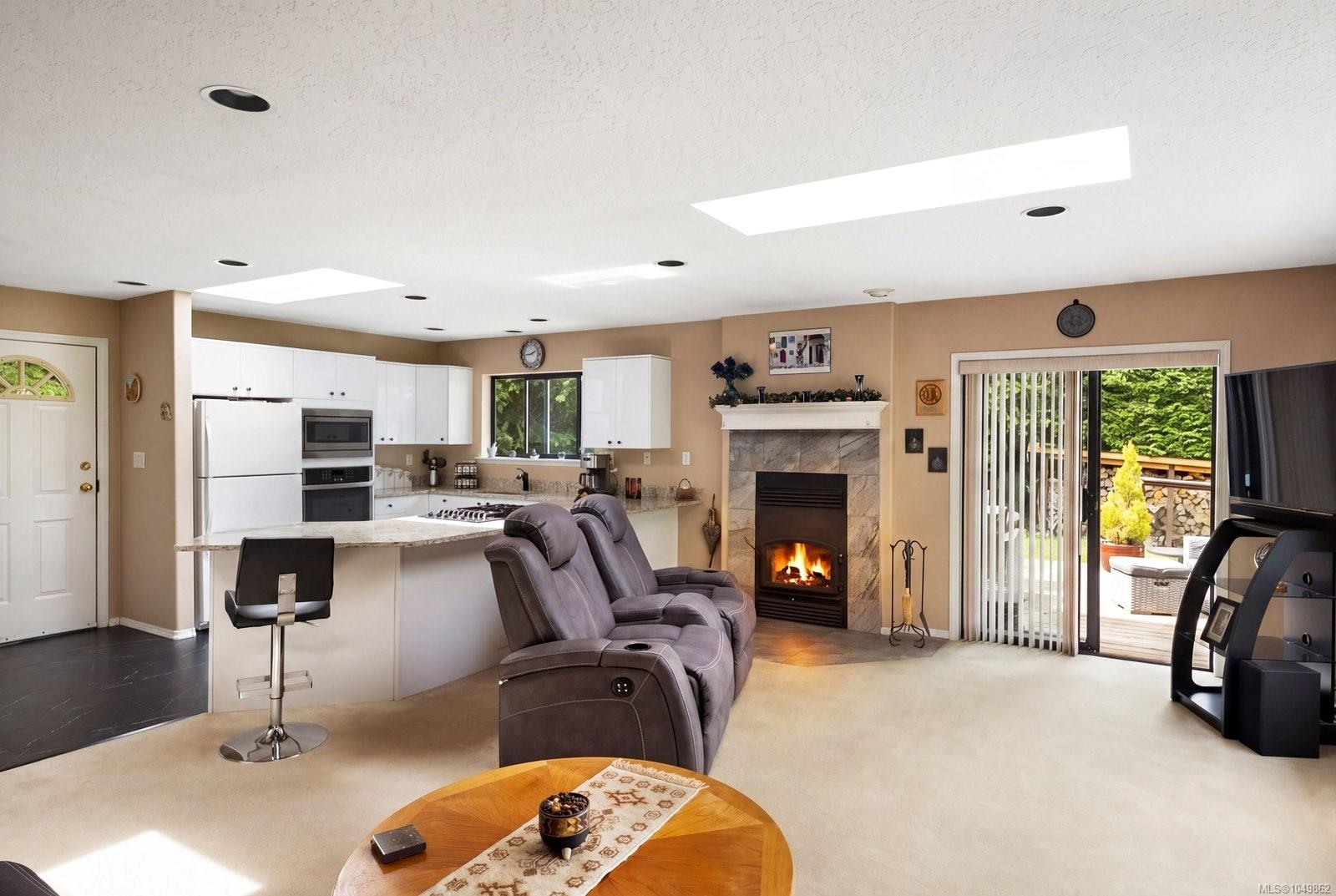 7084 Willis Point Rd — listing photo 12 of 35