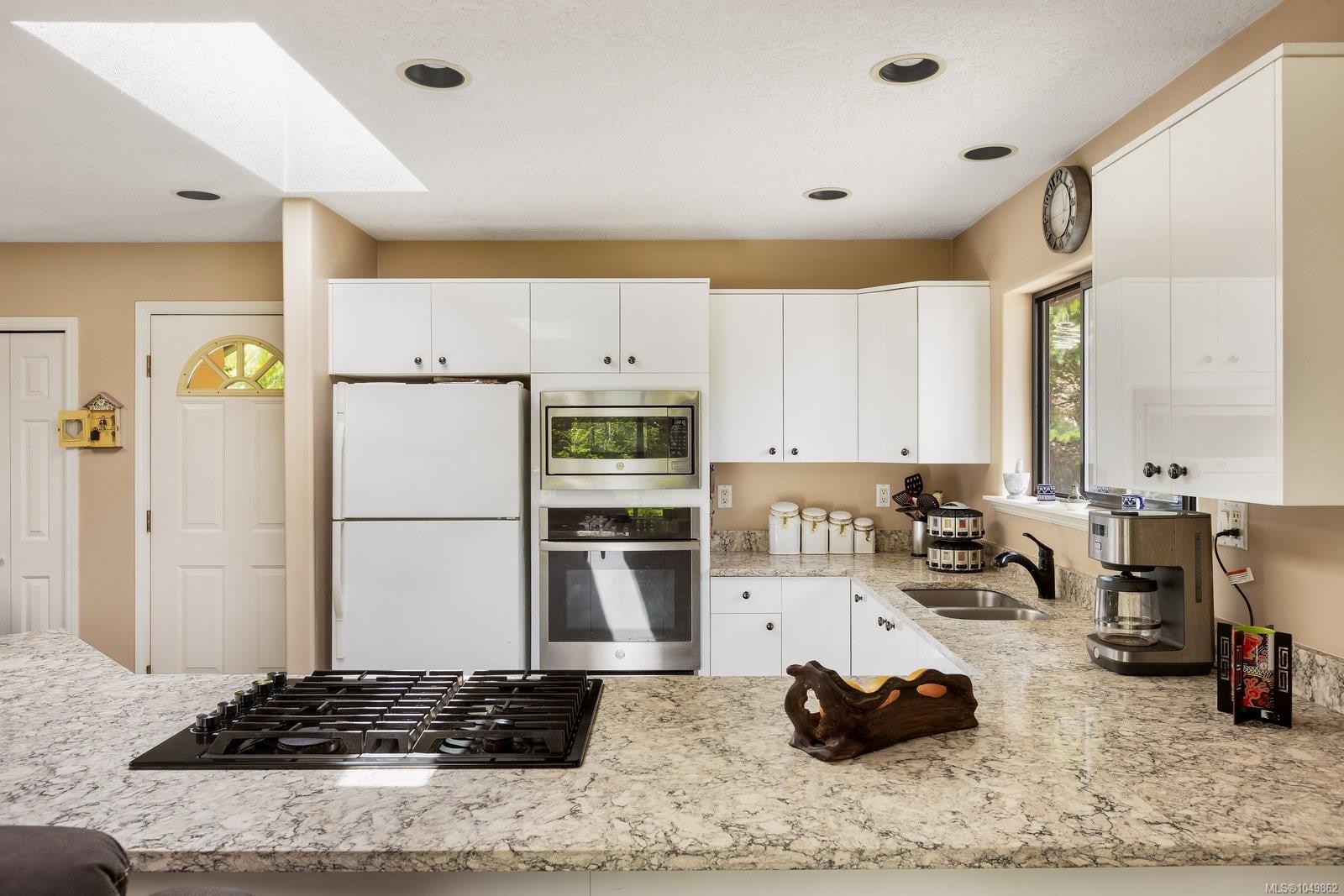 7084 Willis Point Rd — listing photo 6 of 35