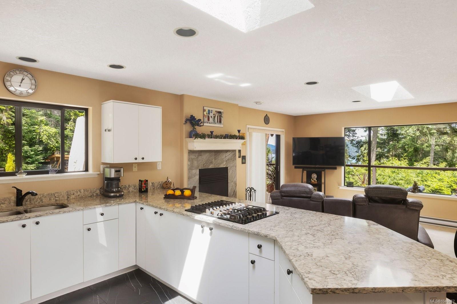 7084 Willis Point Rd — listing photo 8 of 35