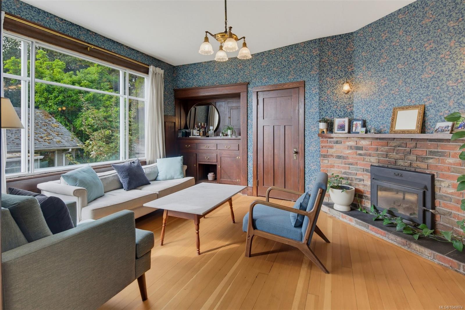 2734 Avebury Ave — listing photo 2 of 57
