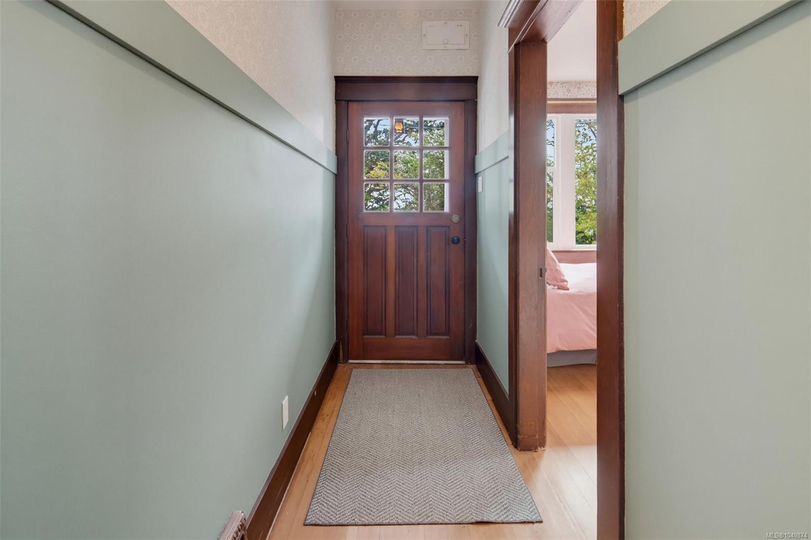 2734 Avebury Ave — listing photo 10 of 57