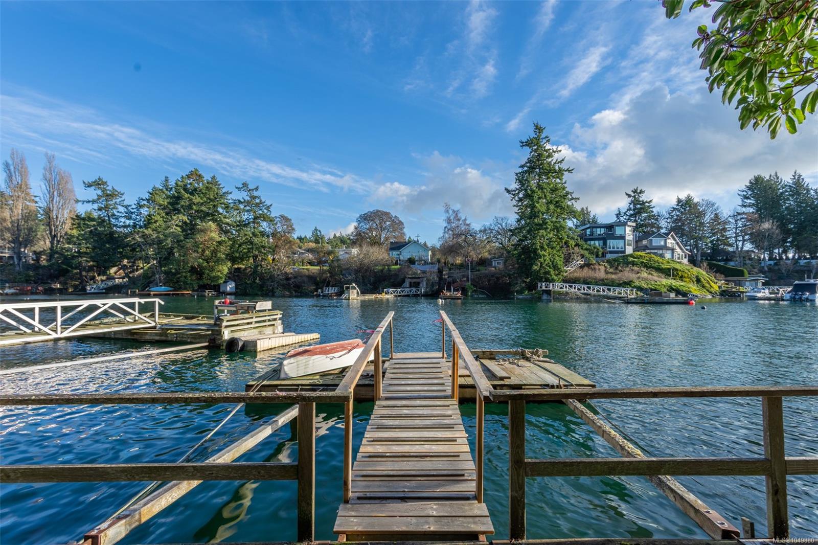 310 Bessborough Ave — listing photo 4 of 41