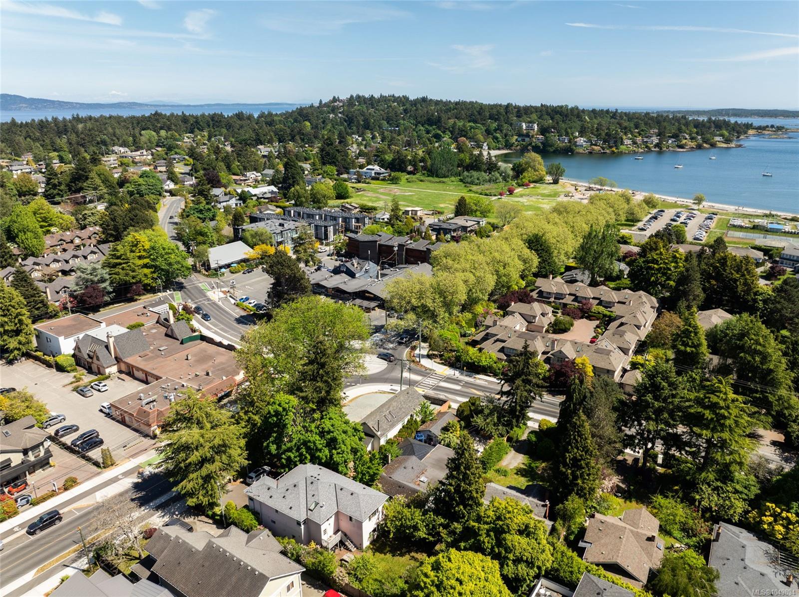 2561 Sinclair Rd — listing photo 3 of 43