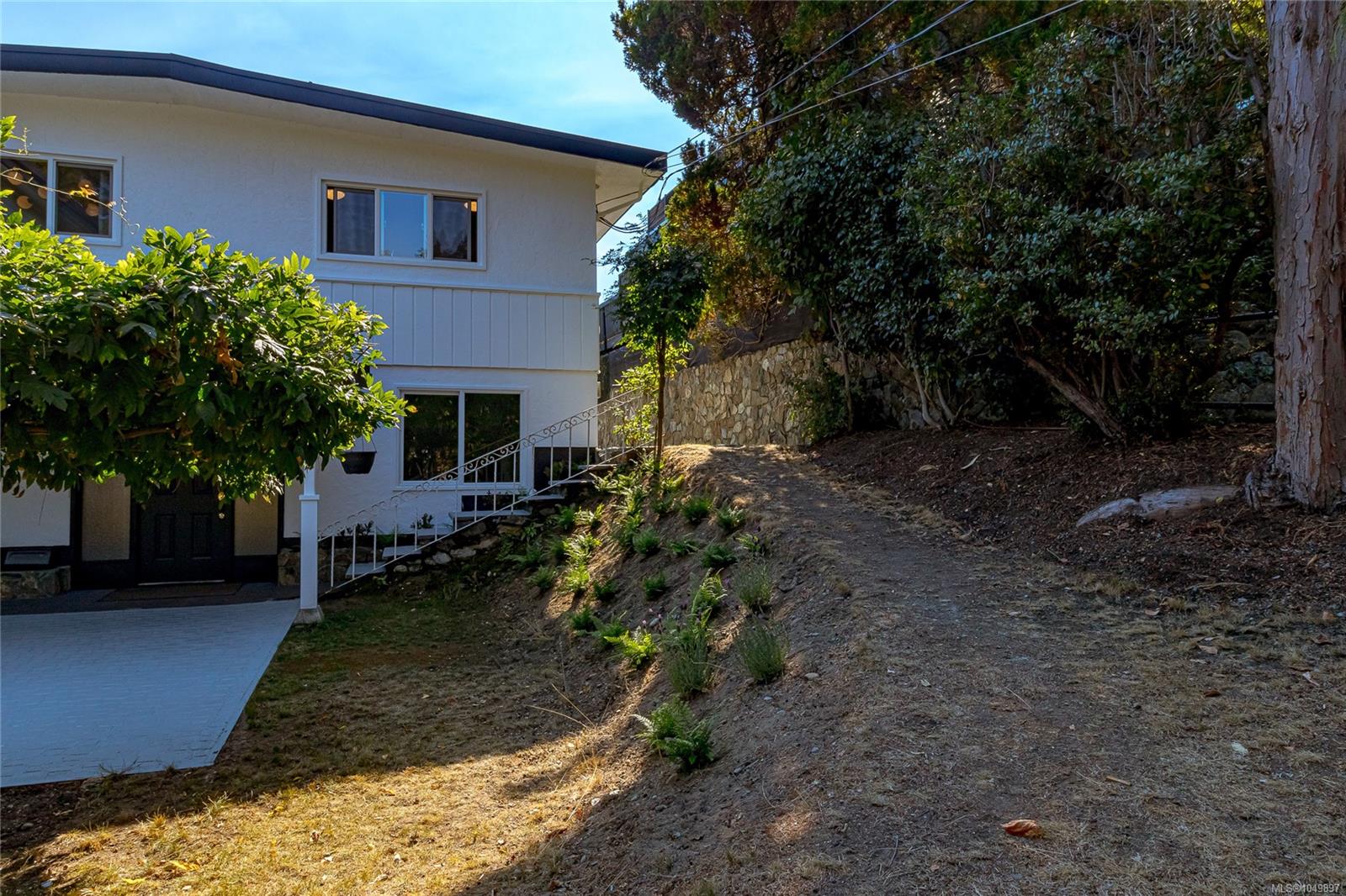 955 Doumac Ave — listing photo 8 of 66