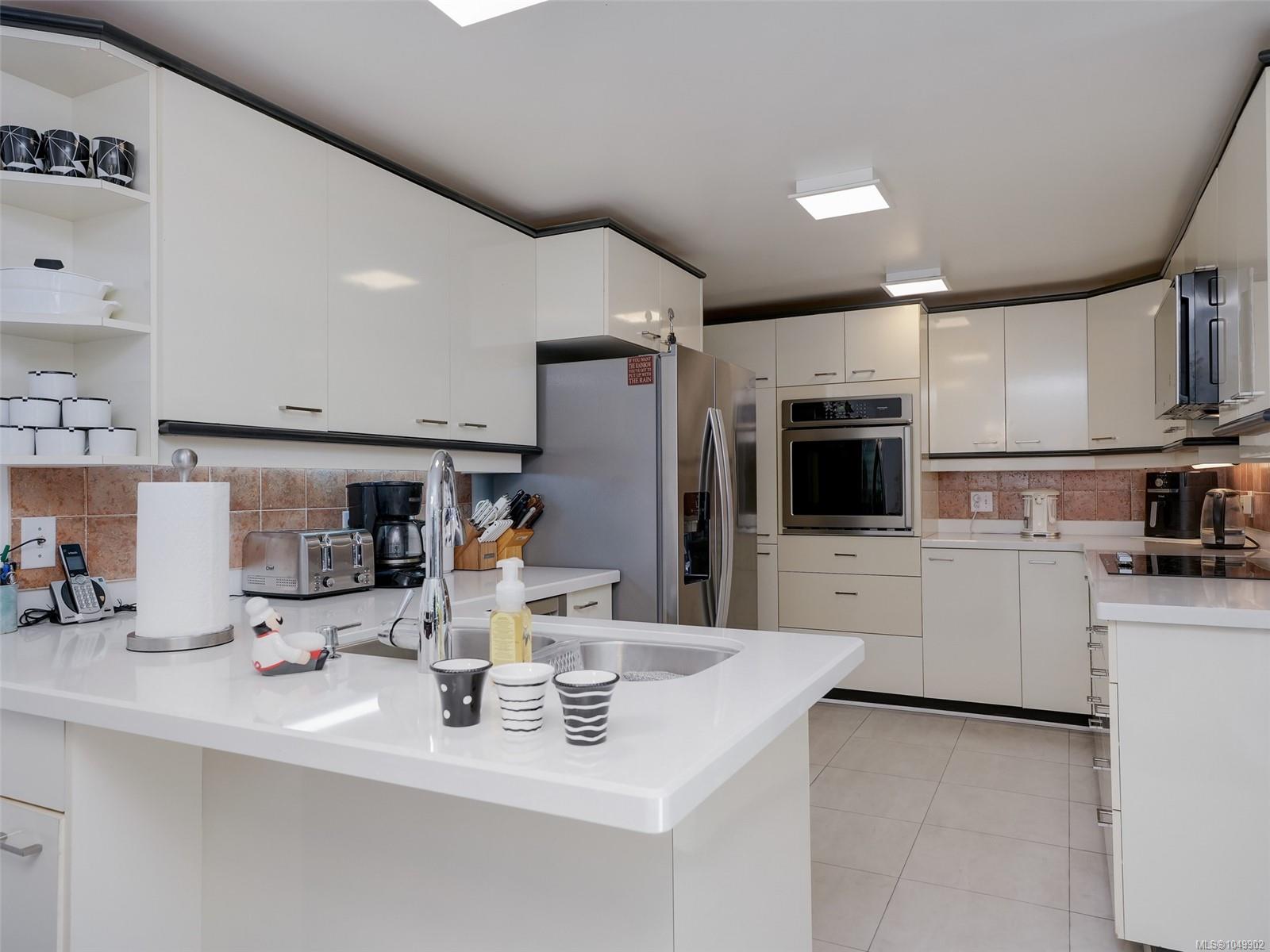 3105-2829 Arbutus Rd — listing photo 12 of 36