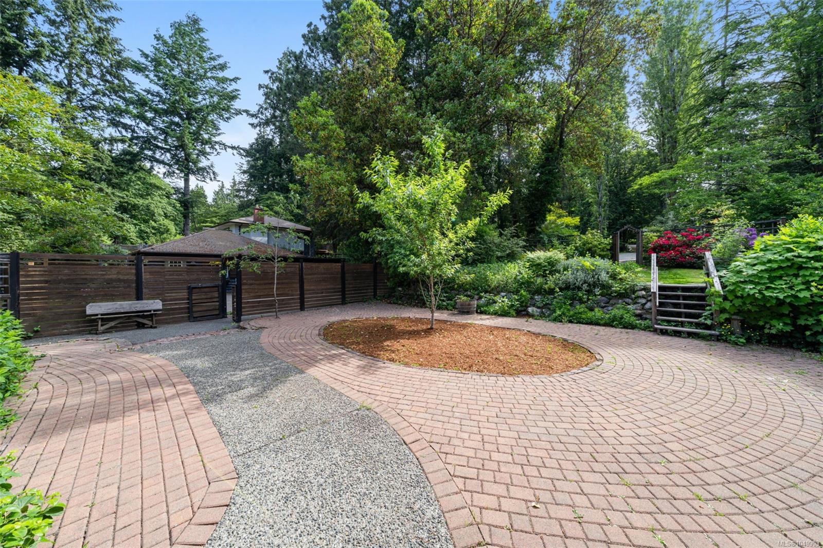 5168 Santa Clara Ave — listing photo 4 of 52