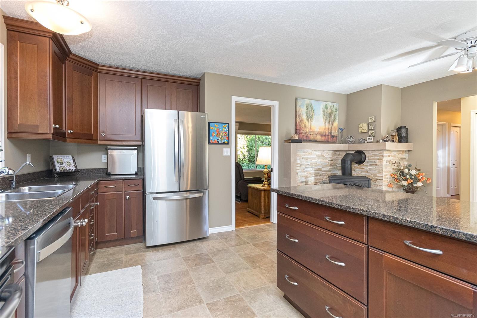 8571 Kingcome Cres — listing photo 11 of 40