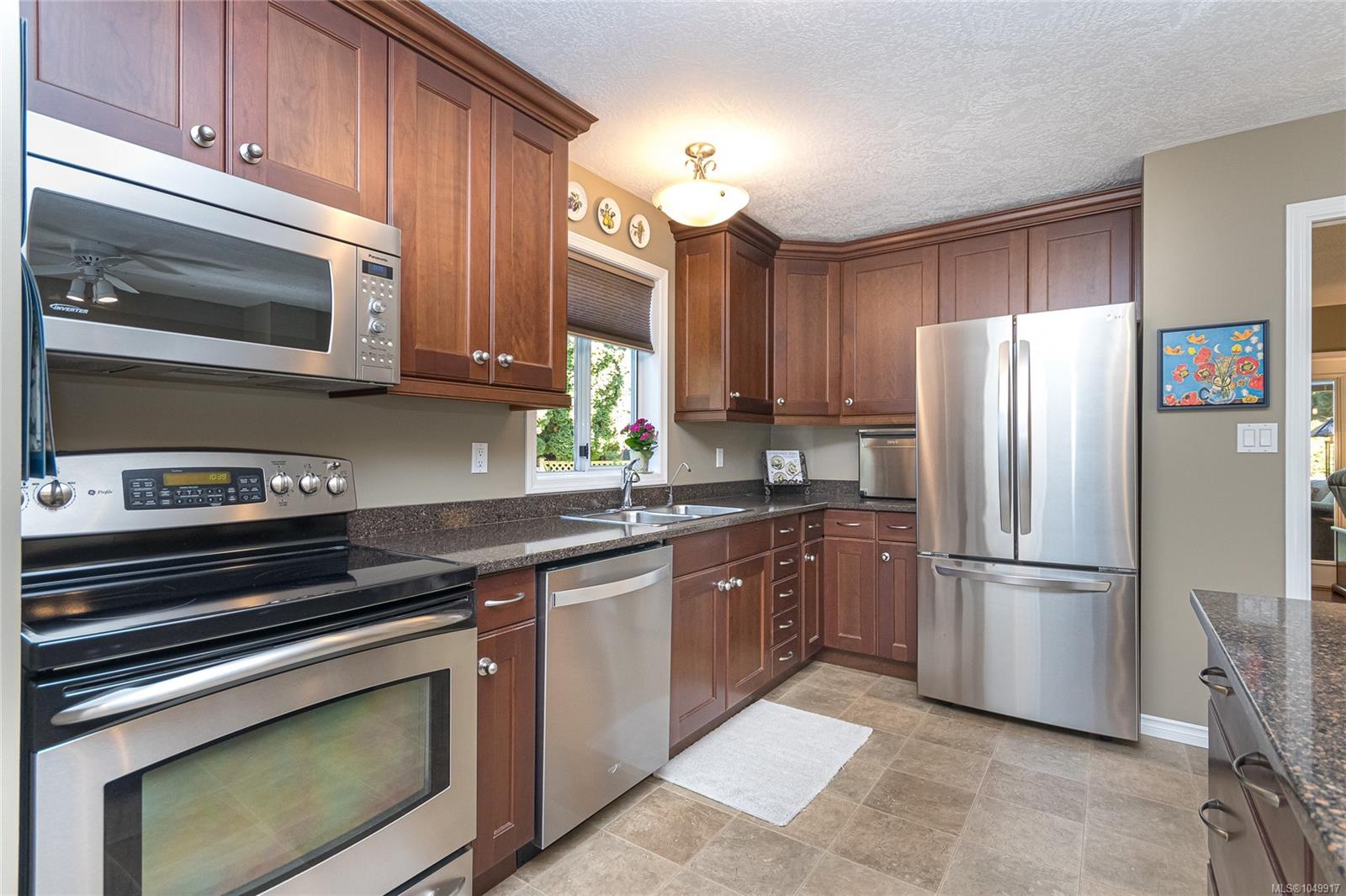 8571 Kingcome Cres — listing photo 12 of 40