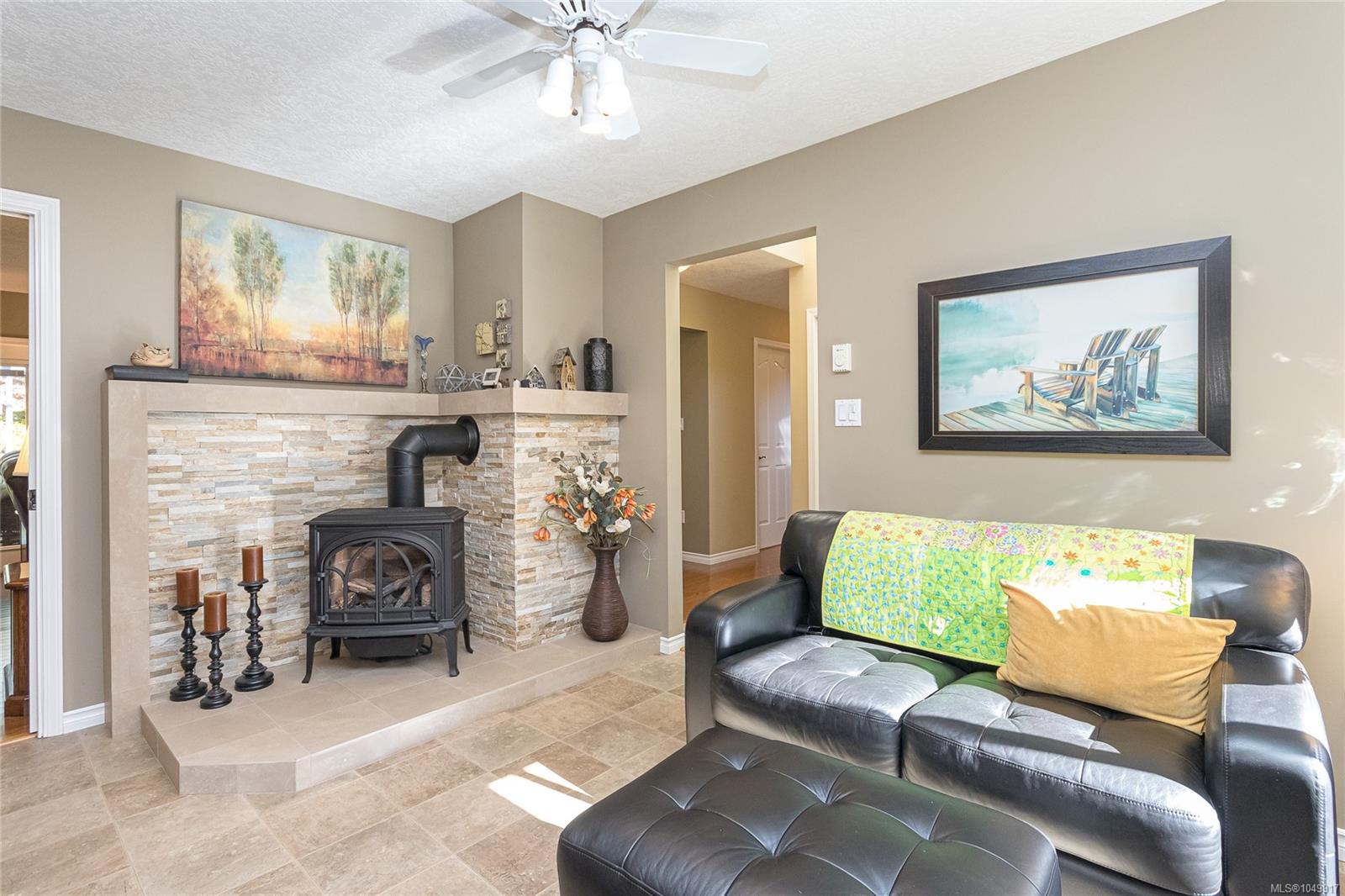 8571 Kingcome Cres — listing photo 14 of 40
