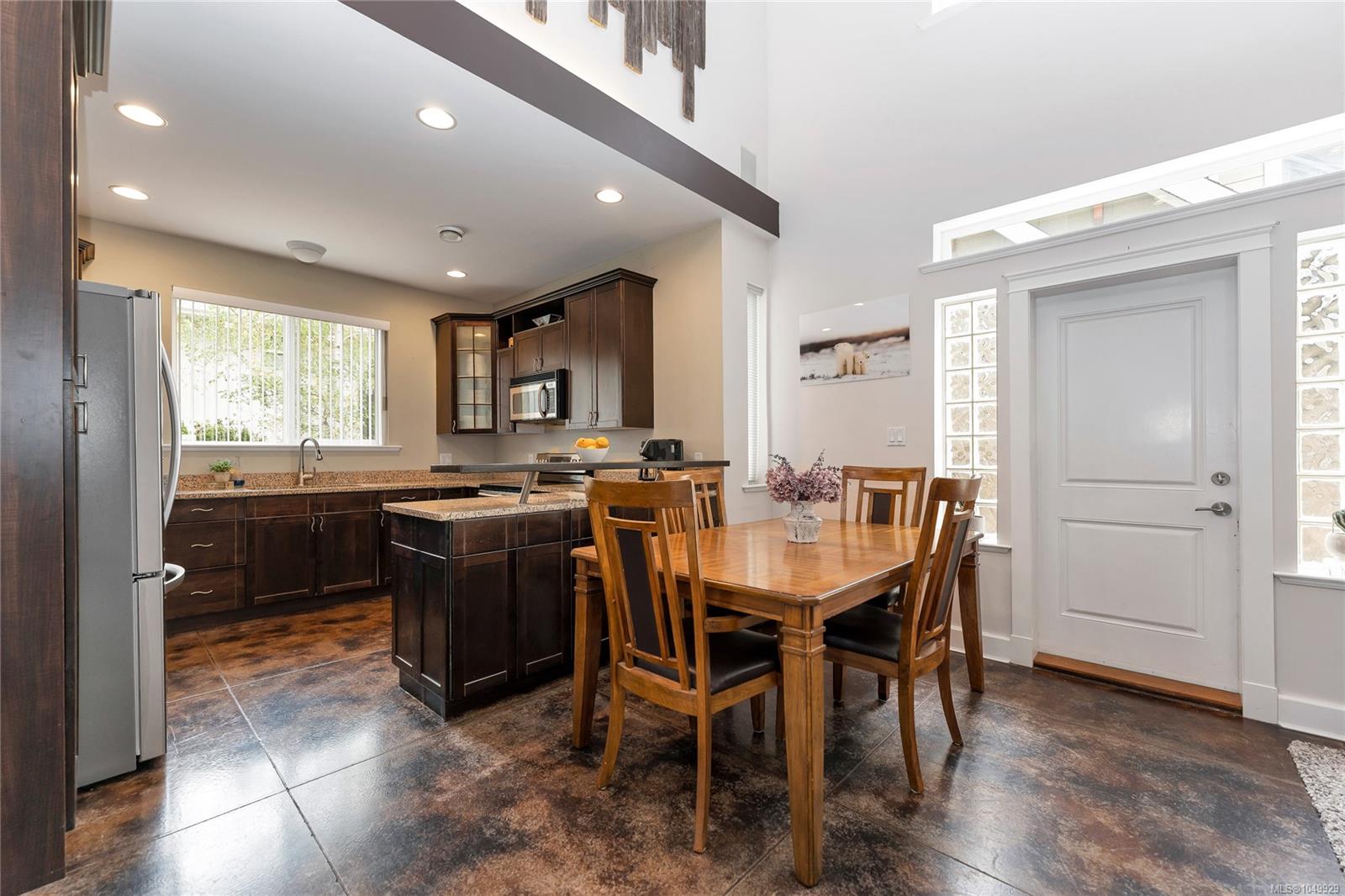 4151 Quadra St — listing photo 11 of 47