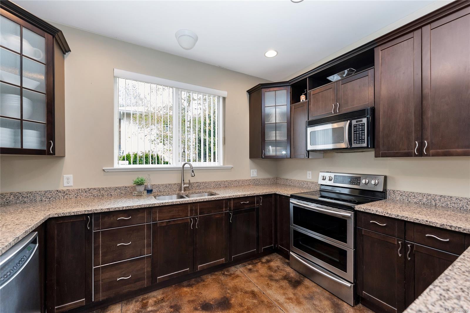 4151 Quadra St — listing photo 12 of 47