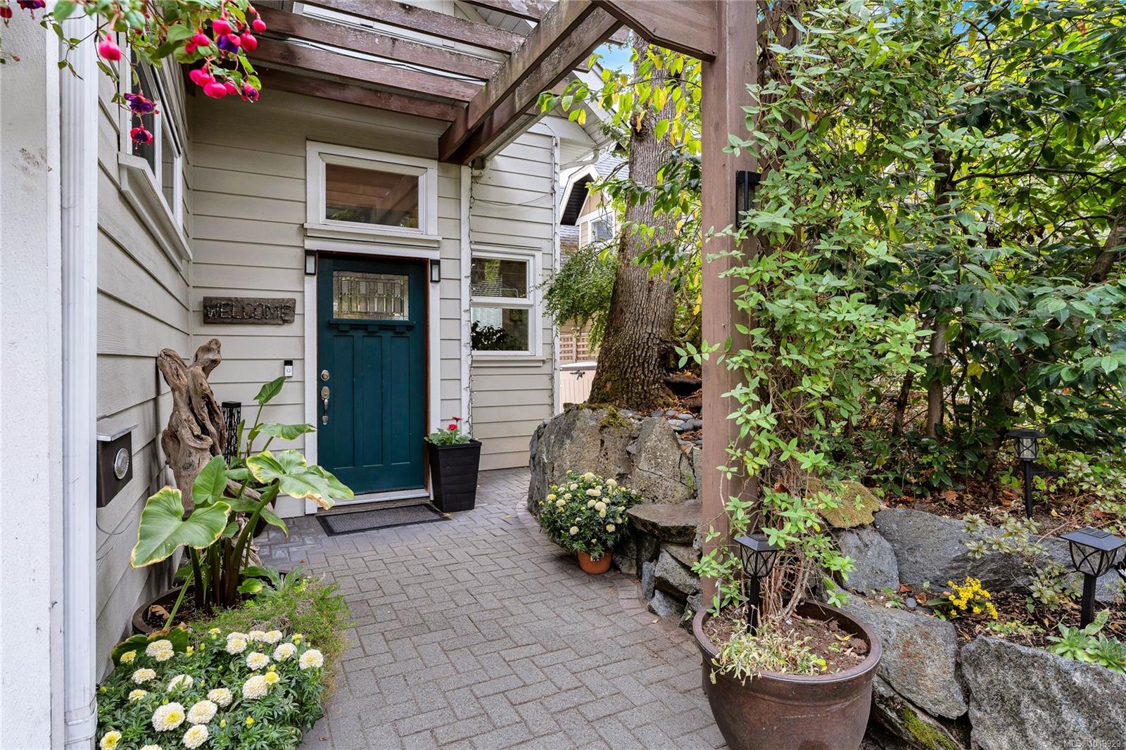 4151 Quadra St — listing photo 4 of 47