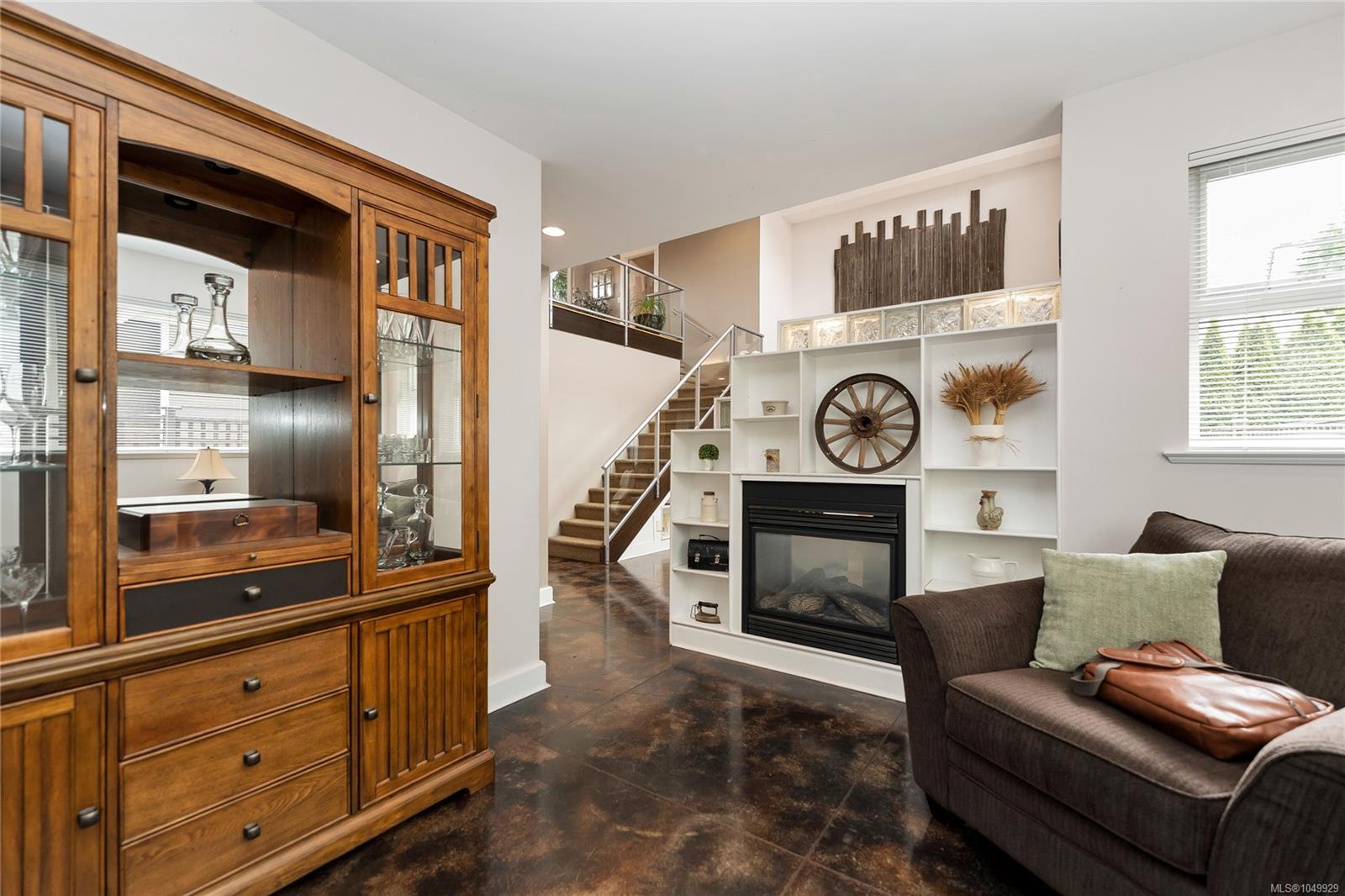 4151 Quadra St — listing photo 6 of 47