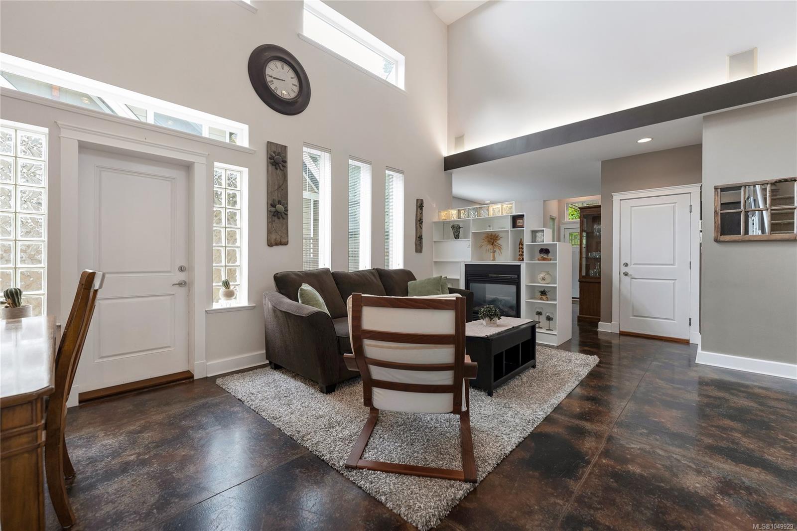 4151 Quadra St — listing photo 10 of 47