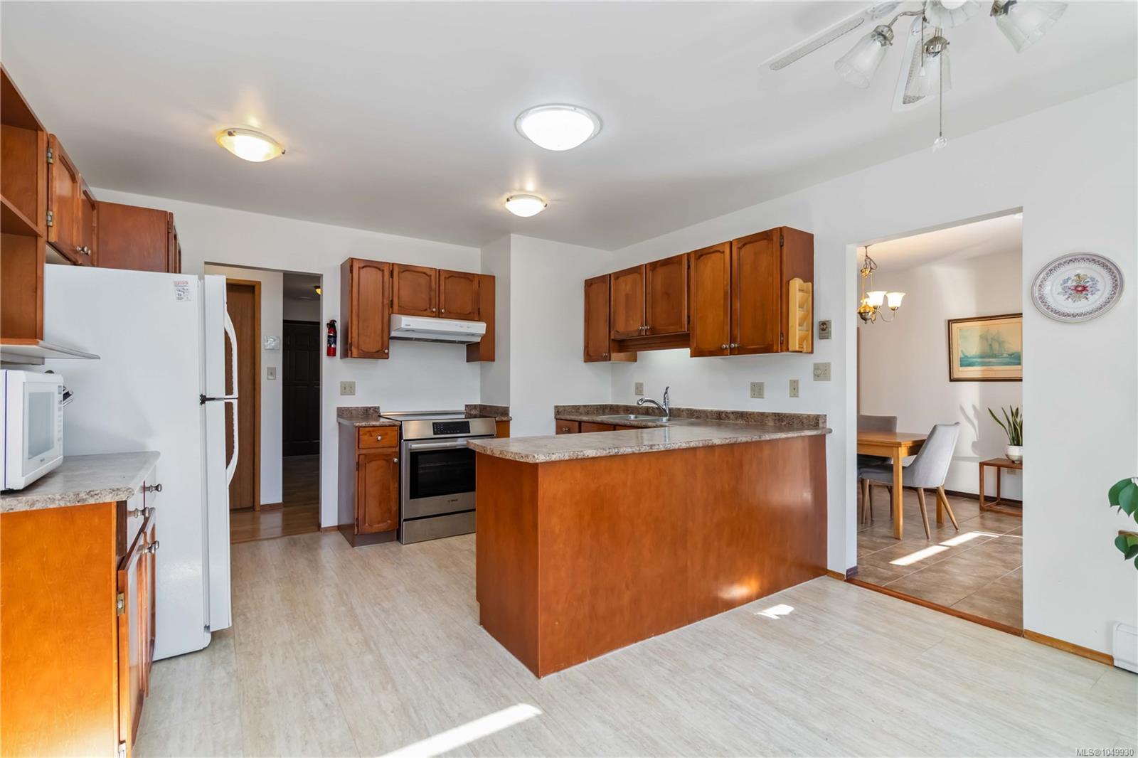 711 Miller Ave — listing photo 11 of 47