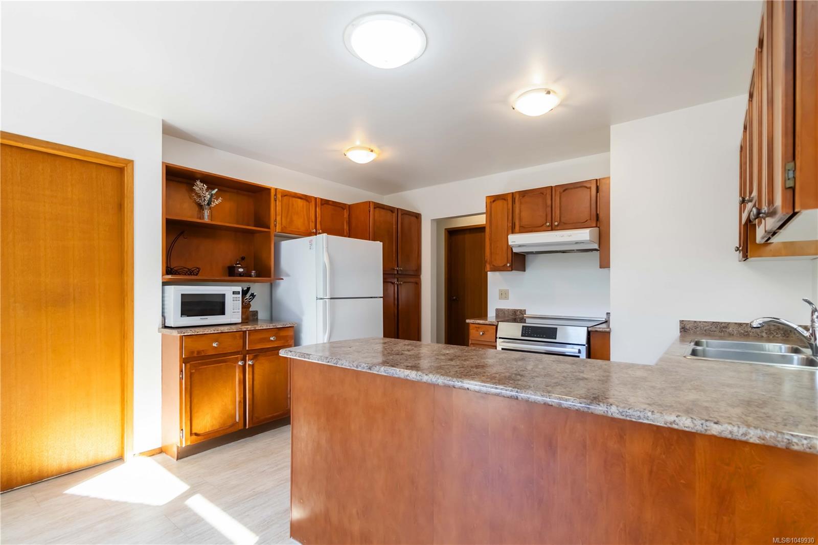 711 Miller Ave — listing photo 12 of 47