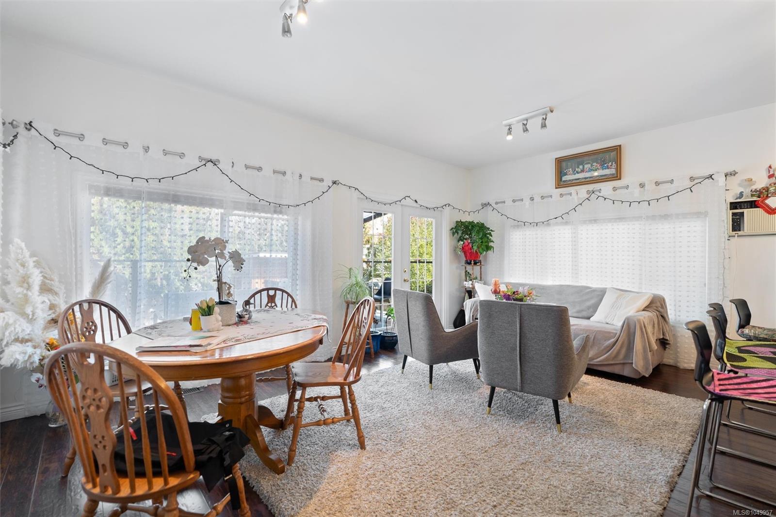 1746 Pembroke St — listing photo 14 of 38