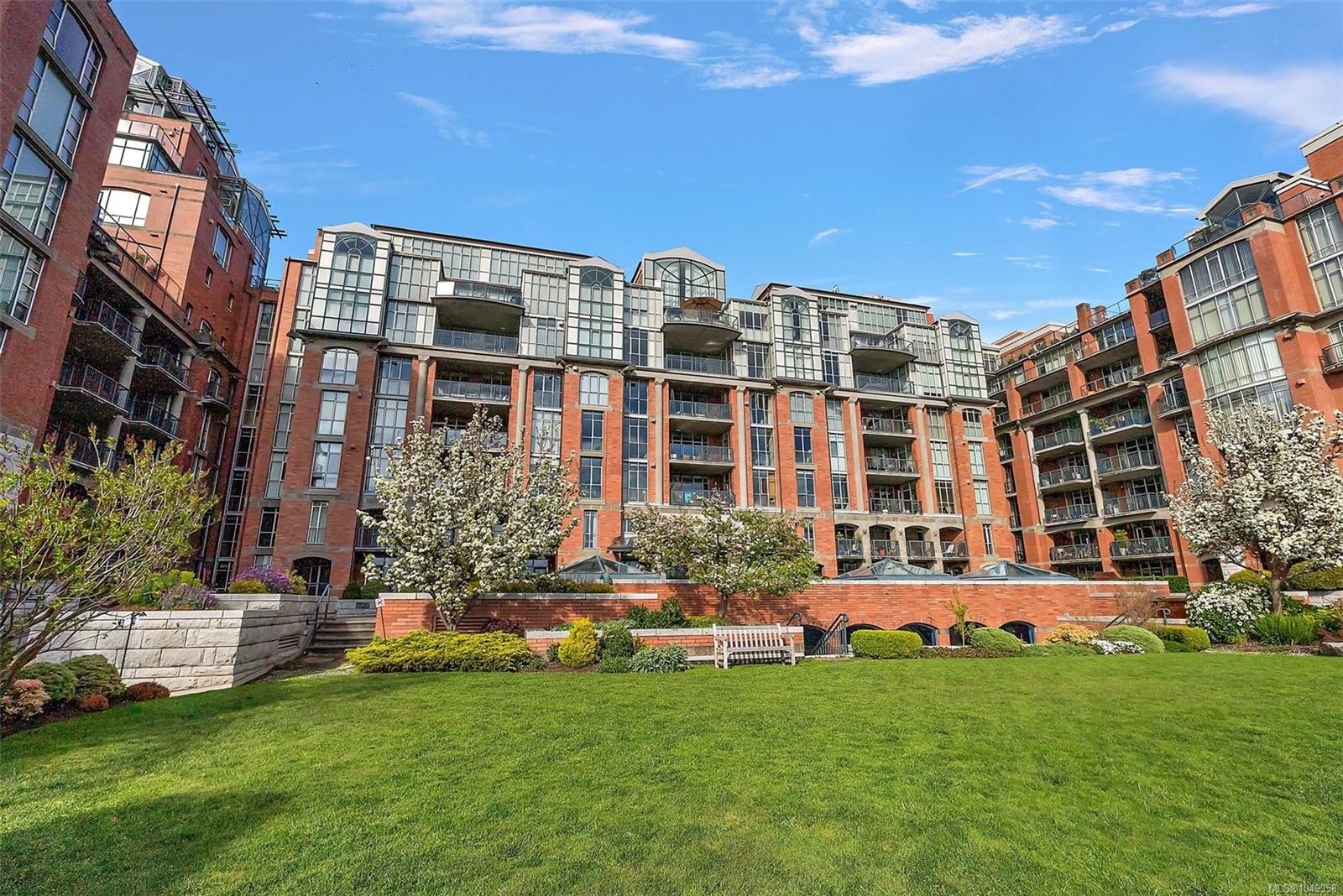 807-21 Dallas Rd — listing photo 4 of 47