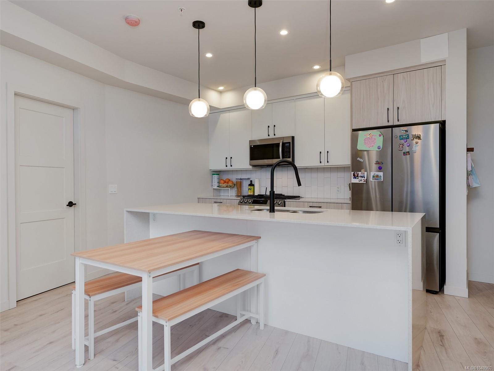 310-958 Pharoah Mews — listing photo 6 of 25