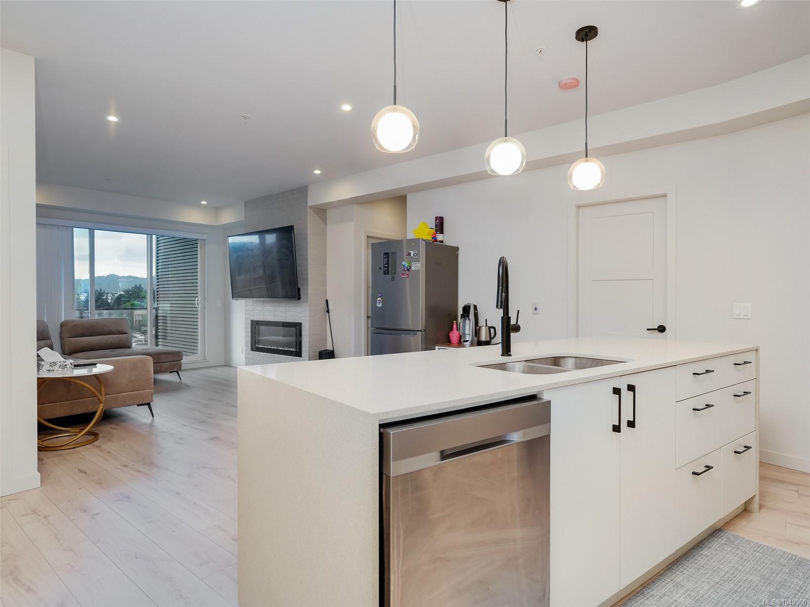310-958 Pharoah Mews — listing photo 7 of 25