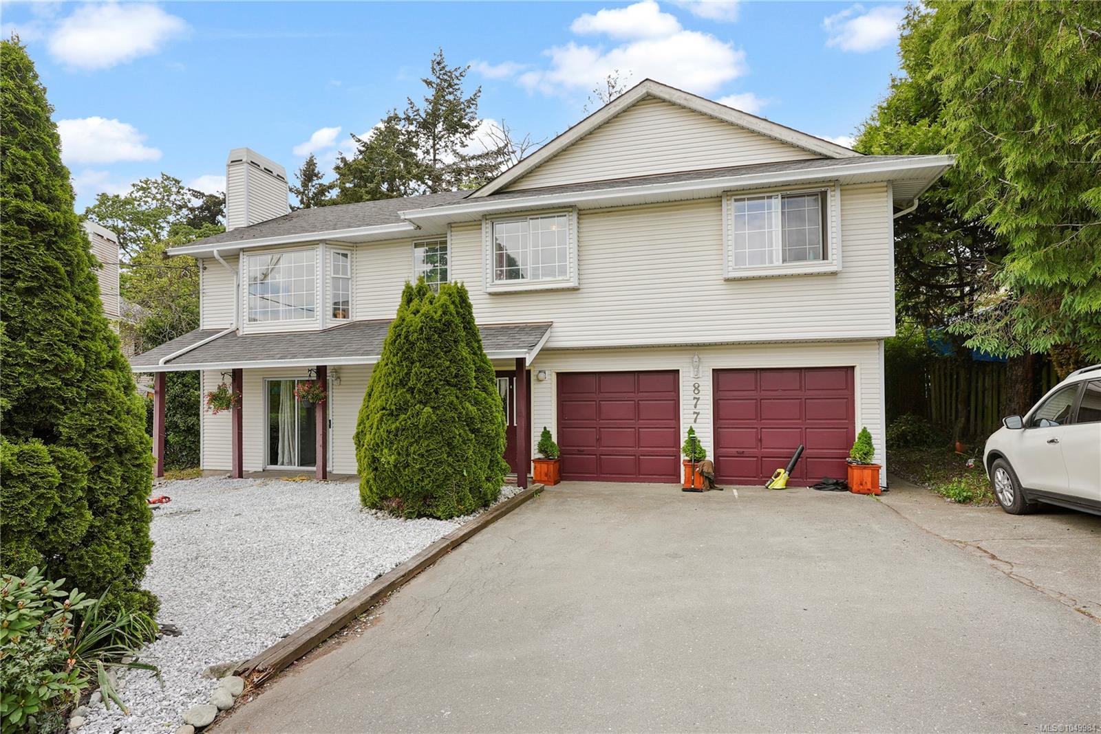 877 Admirals Rd — listing photo 2 of 34