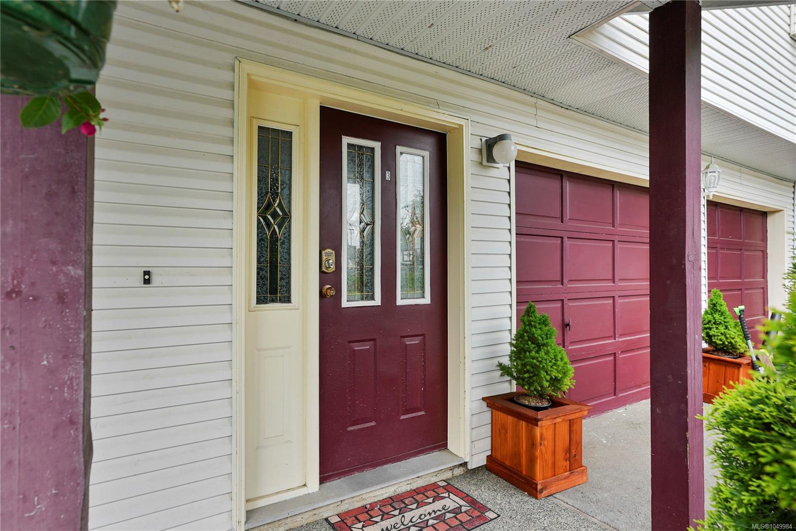 877 Admirals Rd — listing photo 3 of 34