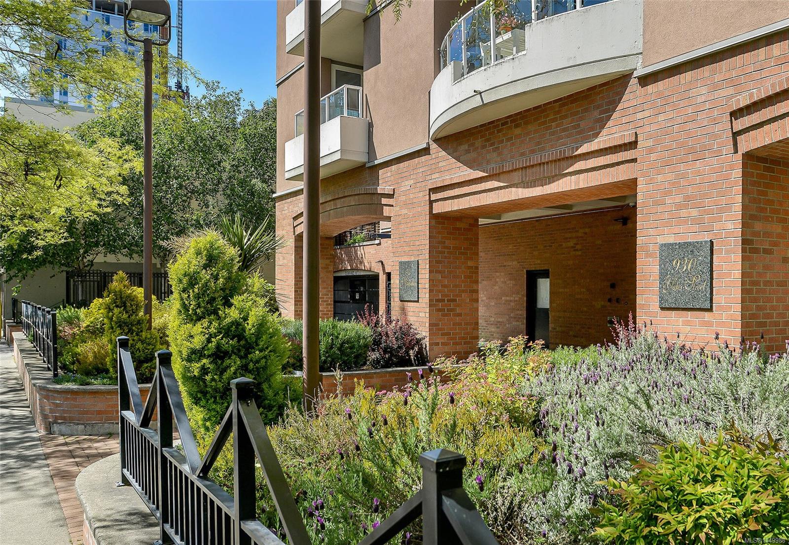 505-930 Yates St — listing photo 3 of 26
