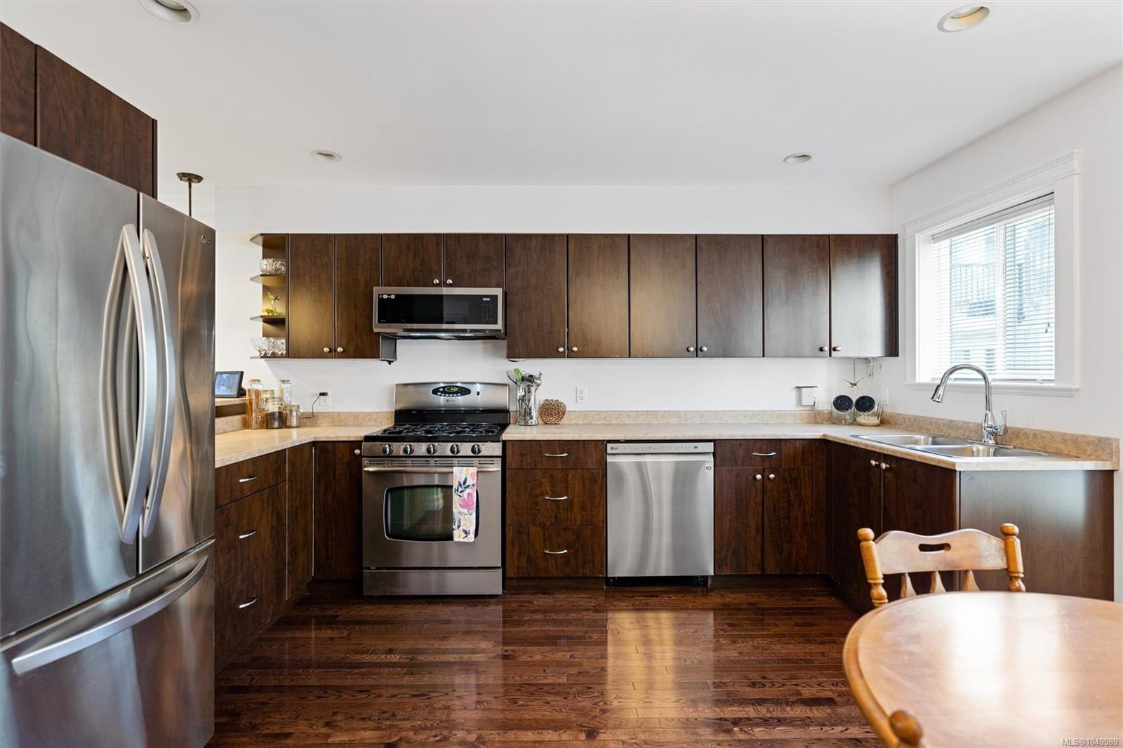 105-827 Arncote Ave — listing photo 5 of 35