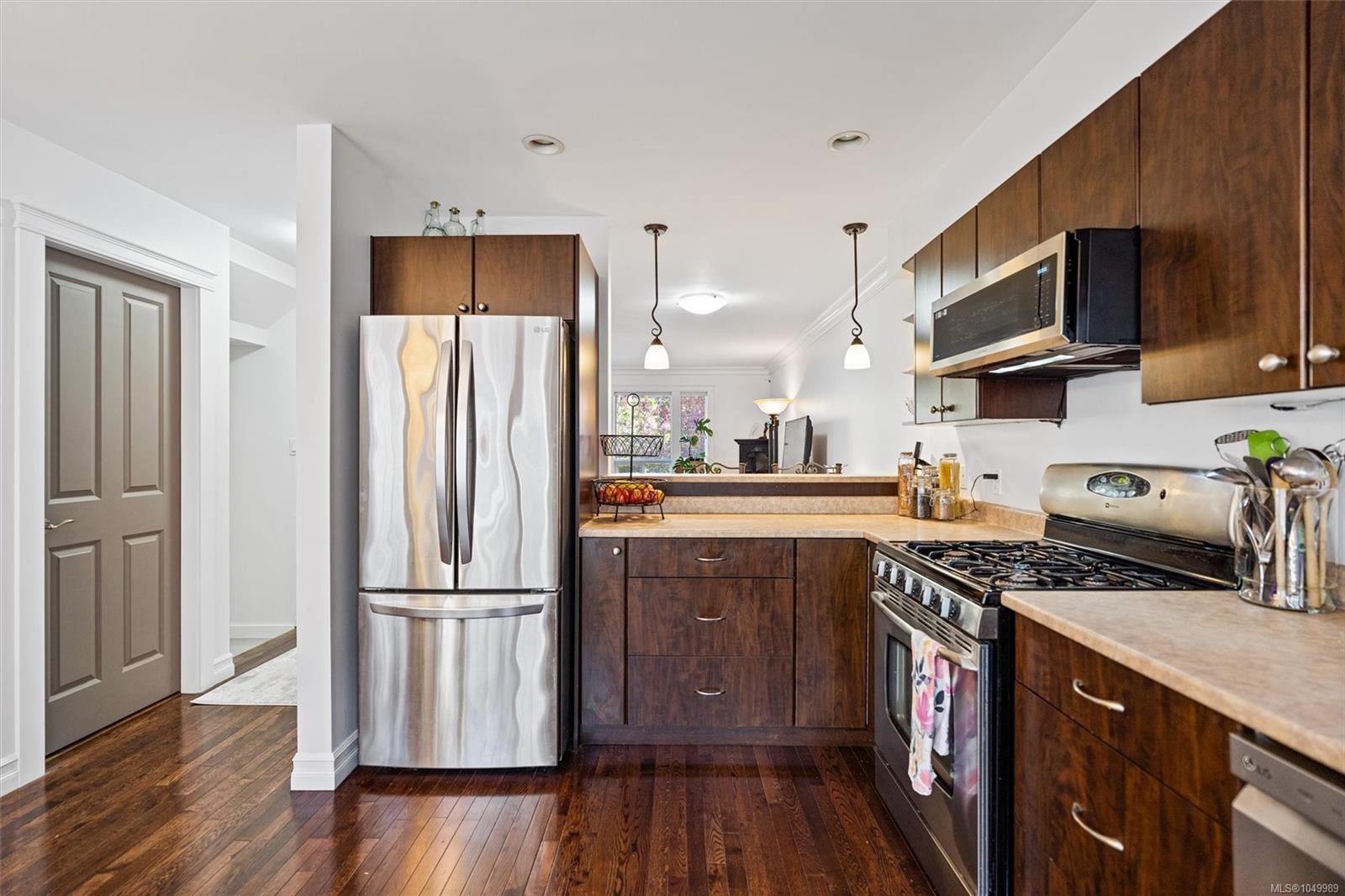 105-827 Arncote Ave — listing photo 8 of 35