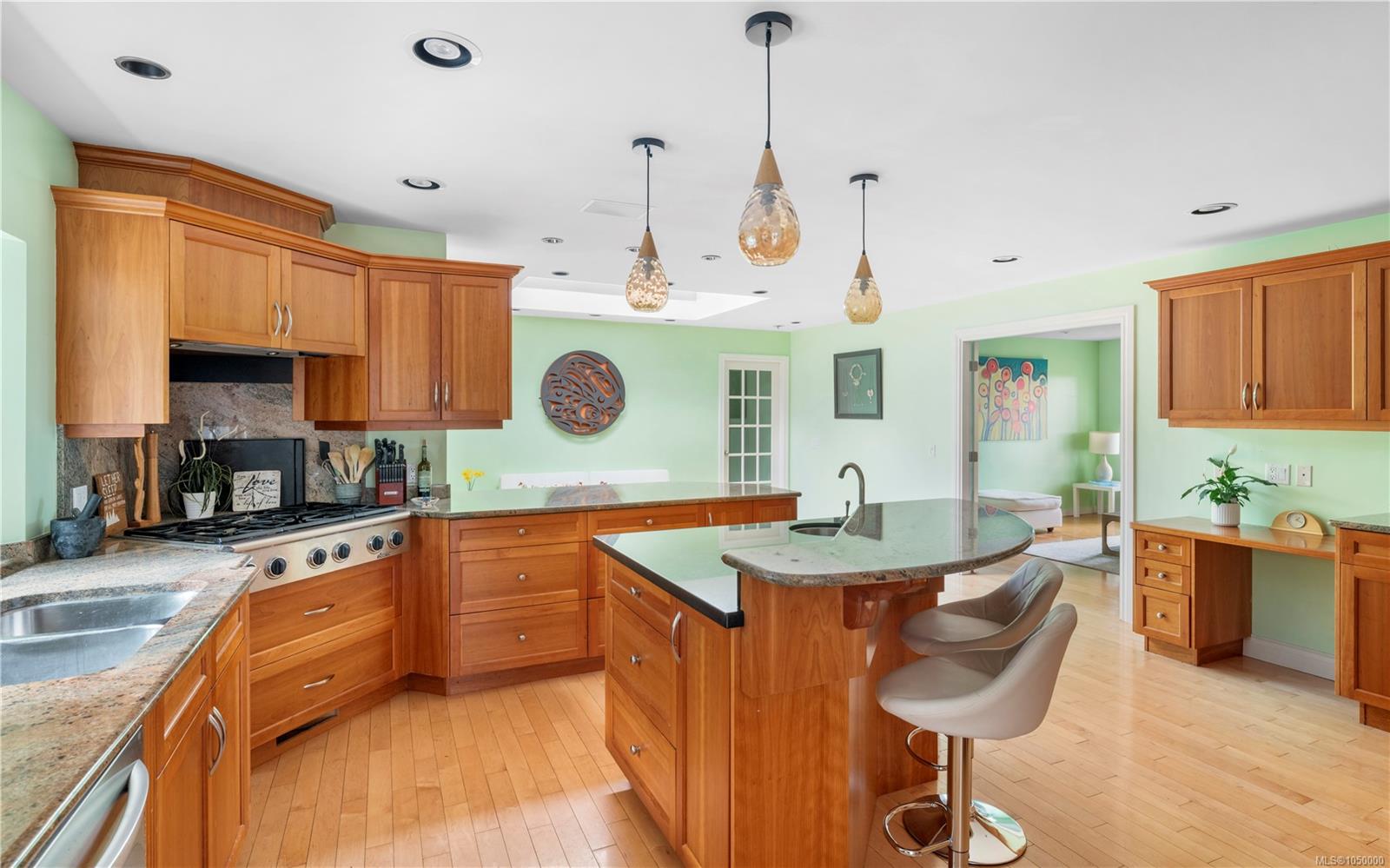 2881 Phyllis St — listing photo 13 of 85