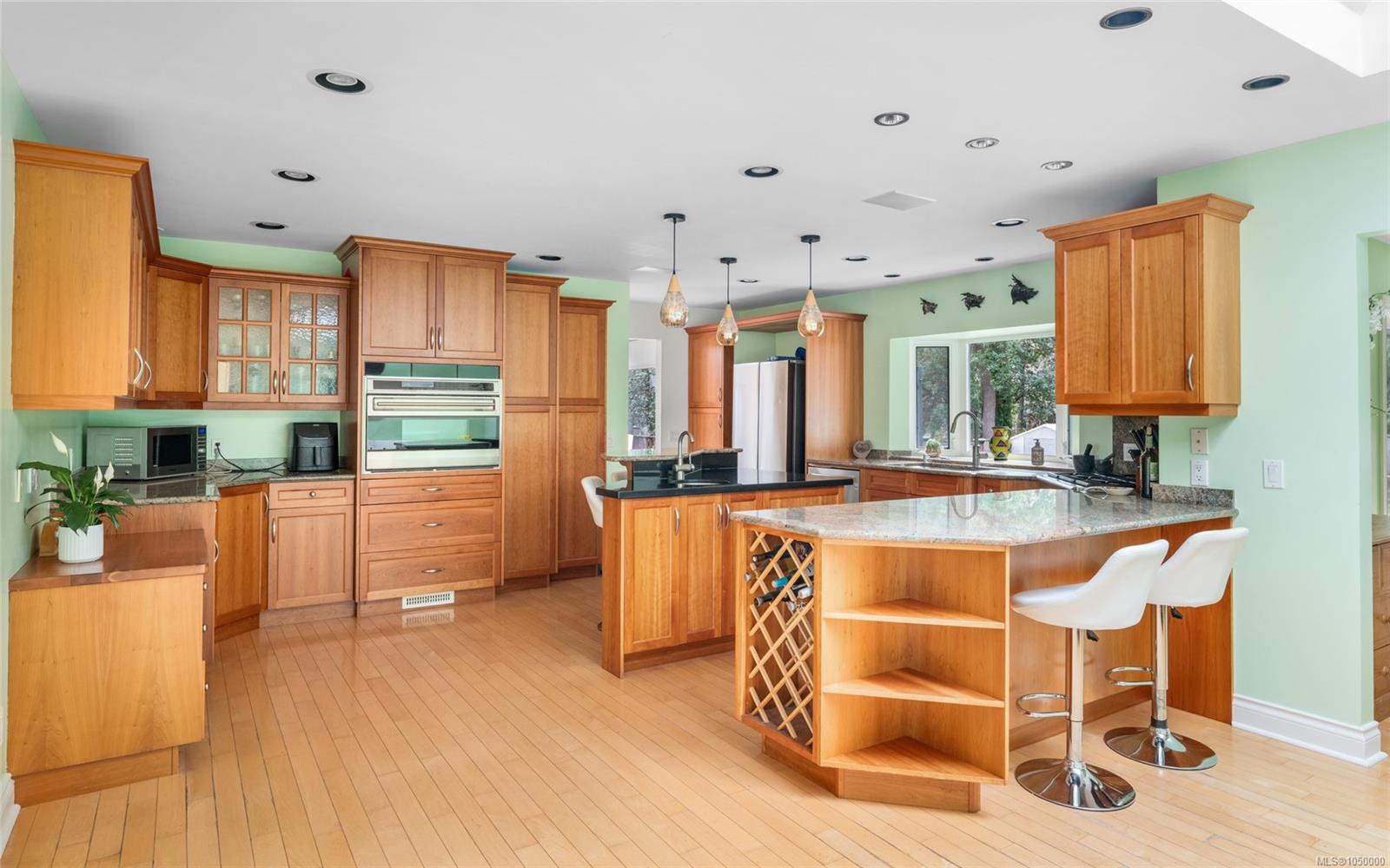 2881 Phyllis St — listing photo 14 of 85