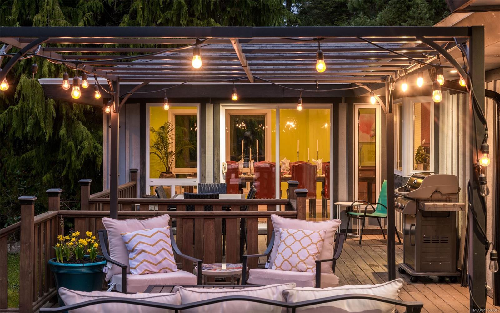 2881 Phyllis St — listing photo 7 of 85