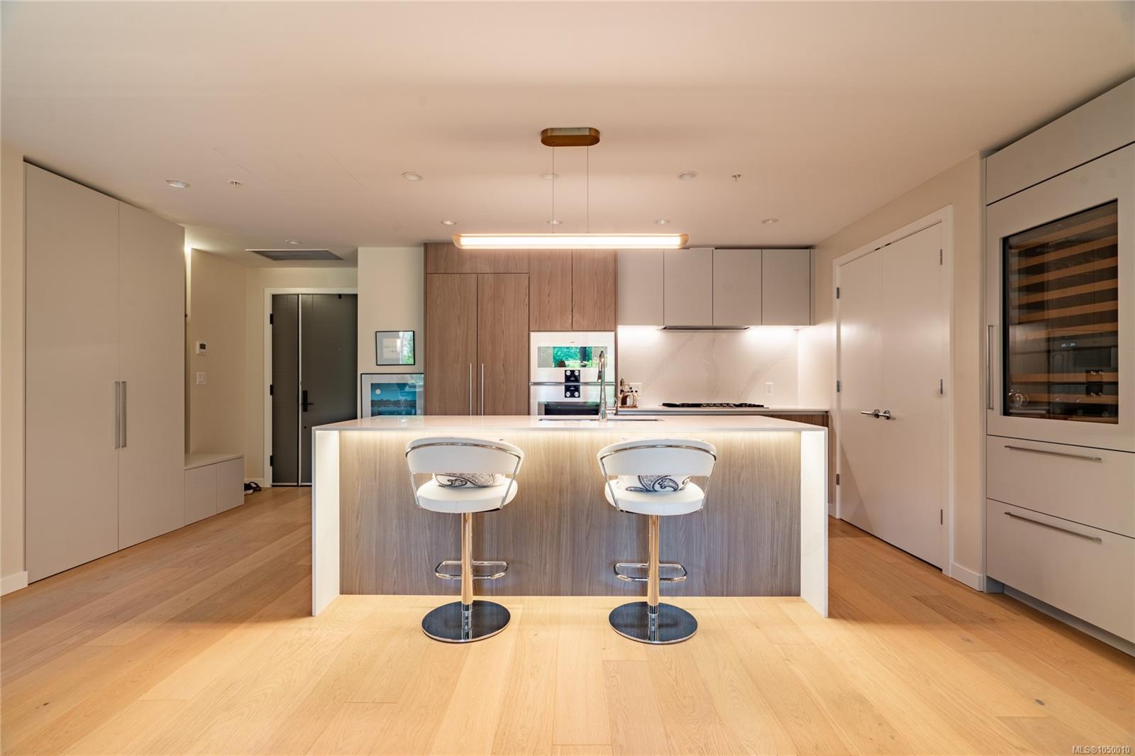 605-2000 Hannington Rd — listing photo 7 of 32