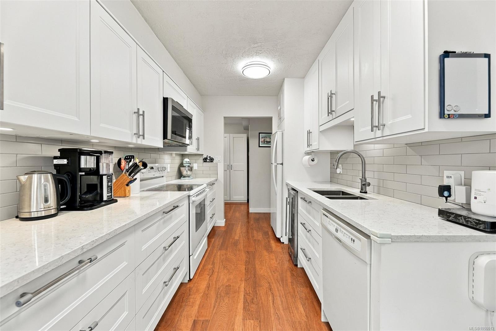 303-1500 Elford St photo 5