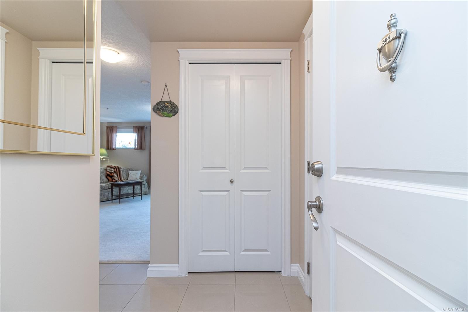 304-4536 Viewmont Ave — listing photo 5 of 42