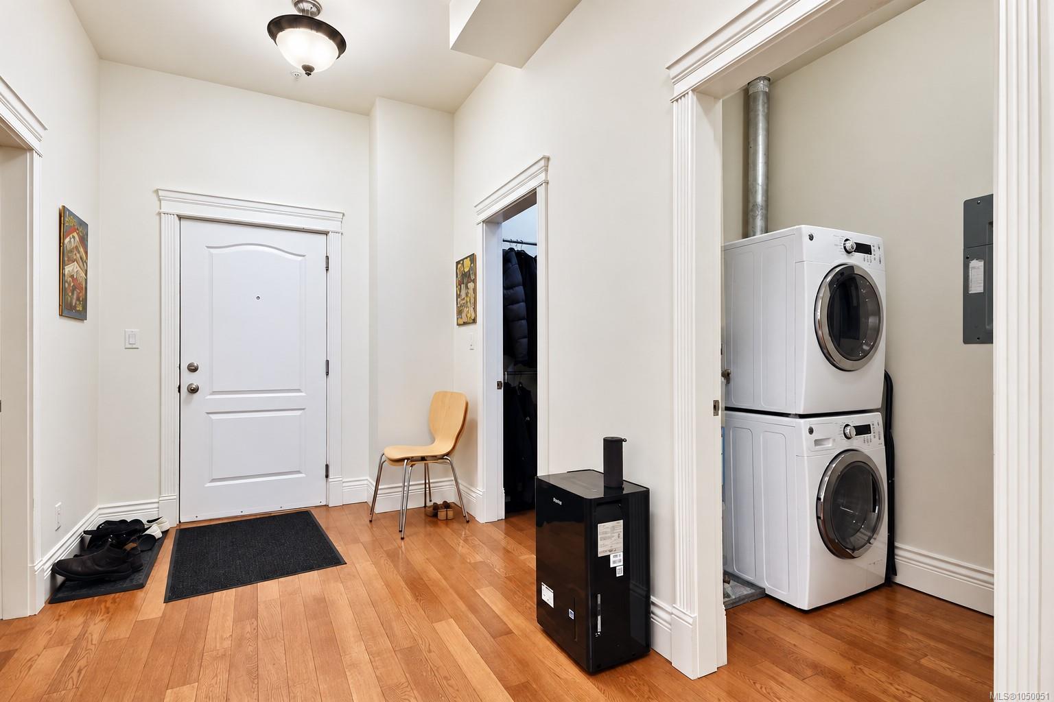 209-1602 Quadra St — listing photo 3 of 15